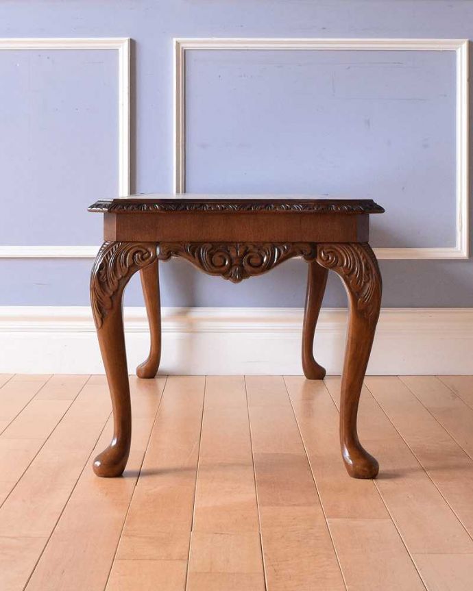 アンティークのテーブル アンティーク家具 イギリスから輸入したアンティーク家具、ガラストップで仕上げた美しい天板のコーヒーテーブル 。こちら側も、もちろんキレイです!アンティークは新品ではないので、もちろん経年変化によるキズはありますが、専門の職人がキレイにお直しをしているので、後ろ姿までキレイです。(k-2172-f)