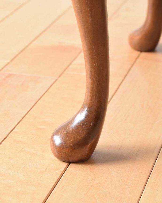 アンティークのテーブル アンティーク家具 イギリスから輸入したアンティーク家具、ガラストップで仕上げた美しい天板のコーヒーテーブル 。持ち上げなくても移動できます!Handleのアンティークは、脚の裏にフェルトキーパーをお付けしていますので、床を滑らせてれば移動が簡単です。(k-2172-f)