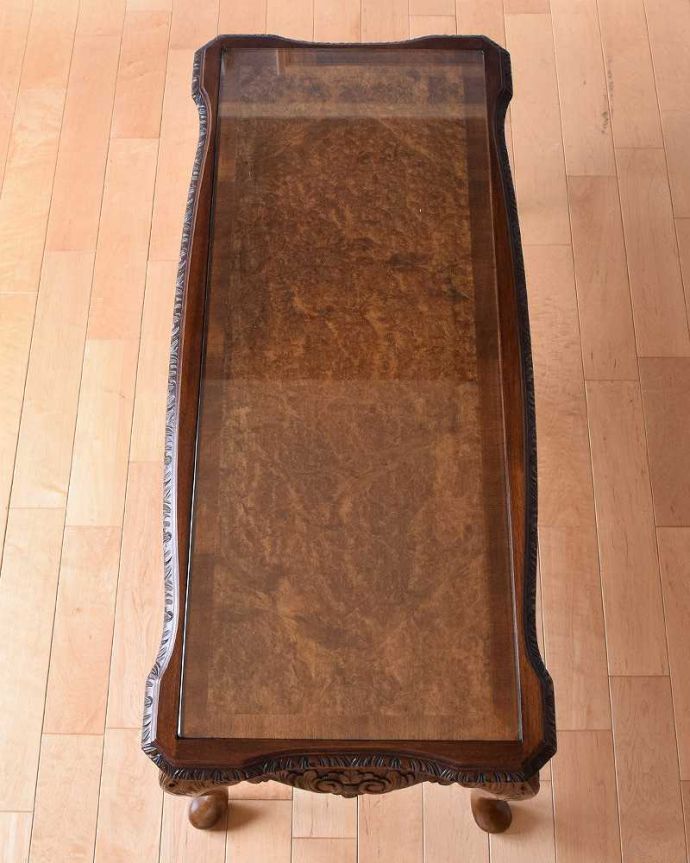 アンティークのテーブル アンティーク家具 イギリスから輸入したアンティーク家具、ガラストップで仕上げた美しい天板のコーヒーテーブル 。天板を上から見ると・・・コーヒーテーブルの天板は毎日使う場所だから専門の職人がしっかり修復しました。(k-2172-f)