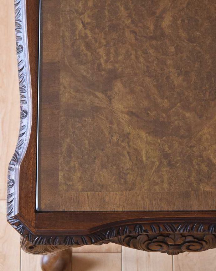 アンティークのテーブル アンティーク家具 イギリスから輸入したアンティーク家具、ガラストップで仕上げた美しい天板のコーヒーテーブル 。近づいて見てみると・・・アンティークはもちろん新品ではないので小さなキズや汚れはありますが、キレイにお直ししたので満足して頂ける自信があります!。(k-2172-f)