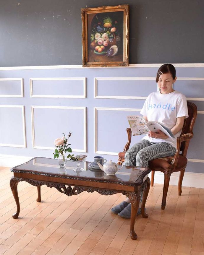 アンティークのテーブル アンティーク家具 イギリスから輸入したアンティーク家具、ガラストップで仕上げた美しい天板のコーヒーテーブル 。優雅な時間が過ごせる英国スタイルのコーヒーテーブルどんな場所に置いても美しいデザインでみんなを魅了する英国アンティーク。(k-2172-f)