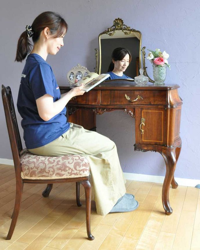 アンティークのドレッサー アンティーク家具 イギリスで出会った豪華なアンティークドレッシングテーブル(ドレッサー) 。デスクとしても使えちゃう便利な家具天板も広々しているので、椅子を置けばデスクとして使えちゃうんです。(k-2173-f)