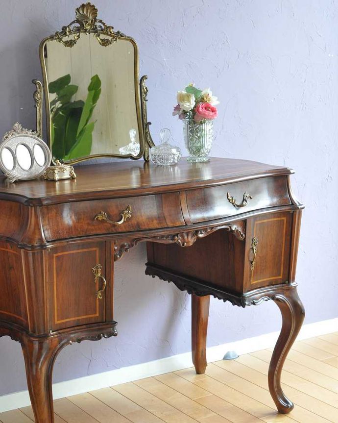 アンティークのドレッサー アンティーク家具 イギリスで出会った豪華なアンティークドレッシングテーブル(ドレッサー) 。英国アンティークが持つ素材の華やかさ木目の美しさが際立つ英国アンティークらしいドレッシングチェスト。(k-2173-f)