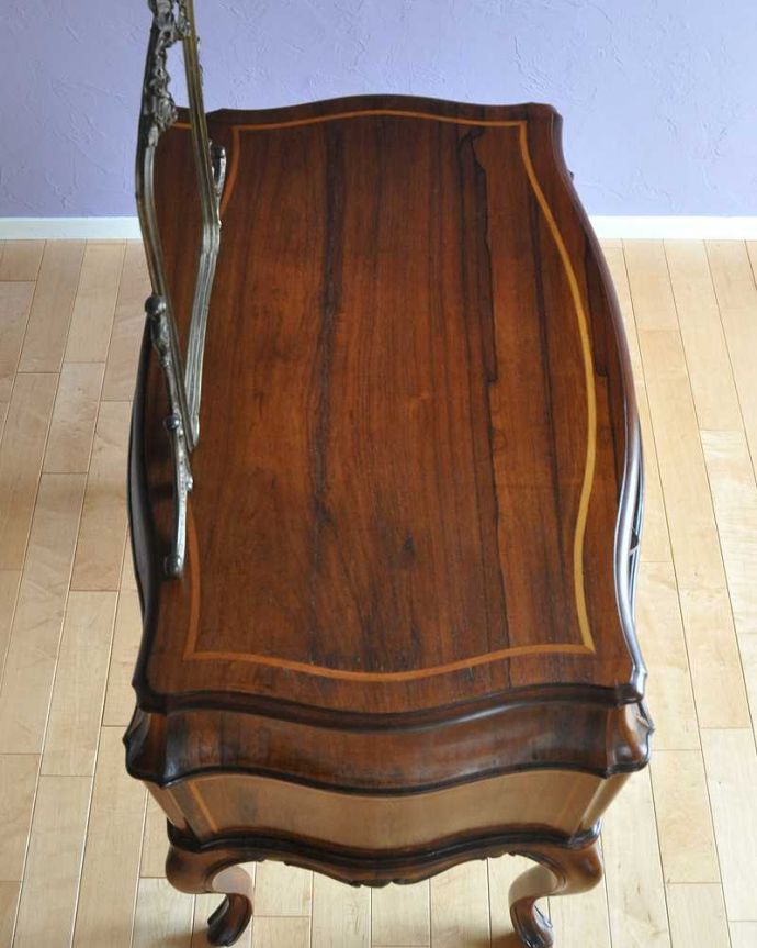 アンティークのドレッサー アンティーク家具 イギリスで出会った豪華なアンティークドレッシングテーブル(ドレッサー) 。デスクとしても使える広々とした天板。(k-2173-f)