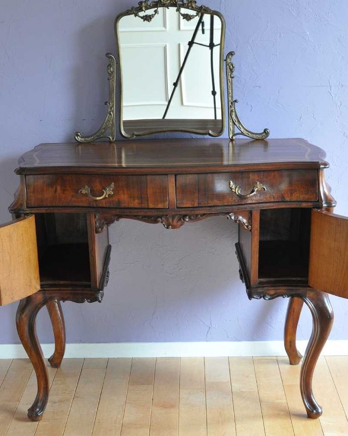 アンティークのドレッサー アンティーク家具 イギリスで出会った豪華なアンティークドレッシングテーブル(ドレッサー) 。扉を開けて中を見てみると…職人がキレイに修復したので、扉の中もキレイです。(k-2173-f)