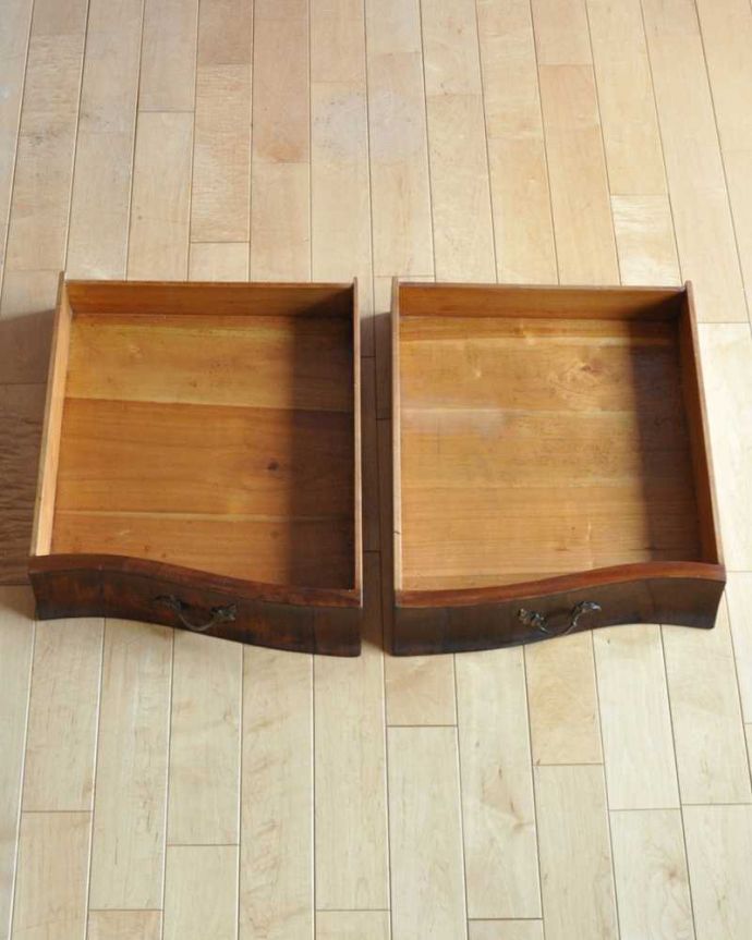 アンティークのドレッサー アンティーク家具 イギリスで出会った豪華なアンティークドレッシングテーブル(ドレッサー) 。引き出しの中もキレイに修復しました何も入れてもいいようにアンティーク家具専門の職人がキレイにお直ししました。(k-2173-f)