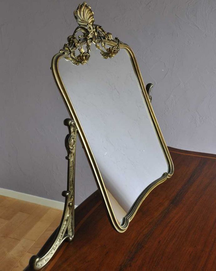 アンティークのドレッサー アンティーク家具 イギリスで出会った豪華なアンティークドレッシングテーブル(ドレッサー) 。お部屋も広く見せてくれます身だしなみを整えるのはもちろん、鏡はお部屋を広く見せる効果があります。(k-2173-f)