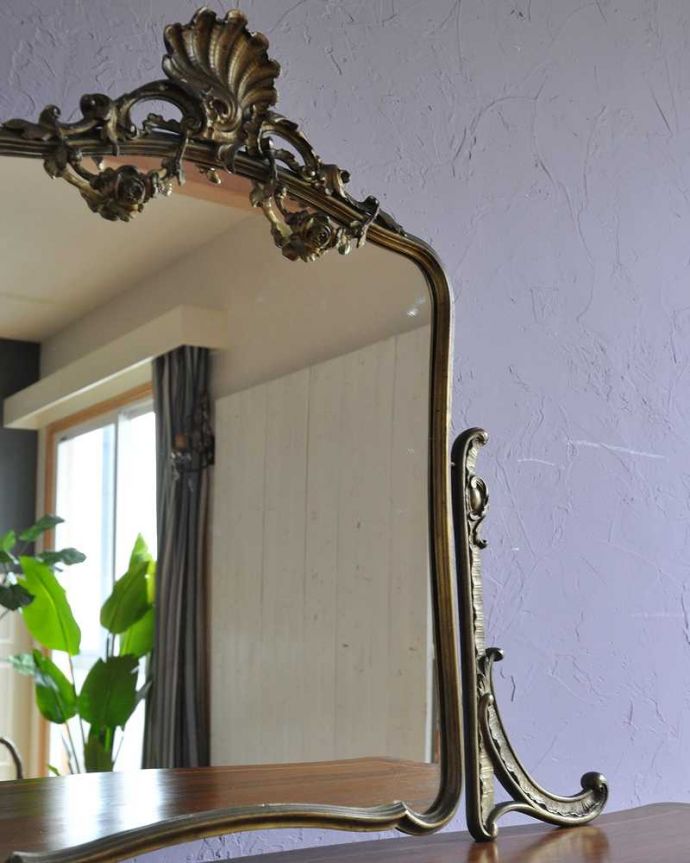 アンティークのドレッサー アンティーク家具 イギリスで出会った豪華なアンティークドレッシングテーブル(ドレッサー) 。ご希望の方には新しいミラーでお届けしますコンディションのいいアンティークのミラーですが、ご希望の方には新しいミラーに交換してお届けします(別途見積もり)ご注文の際お気軽にご連絡下さい。(k-2173-f)