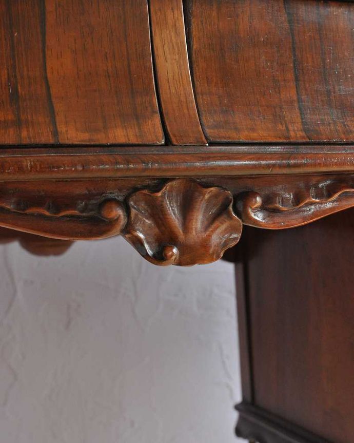 アンティークのドレッサー アンティーク家具 イギリスで出会った豪華なアンティークドレッシングテーブル(ドレッサー) 。惚れ惚れするような美しさとっても堅い無垢材に一体どうやって彫っていったんでしょう?アンティークらしく細かい彫りを眺めているだけでうっとりしてしまいます。(k-2173-f)