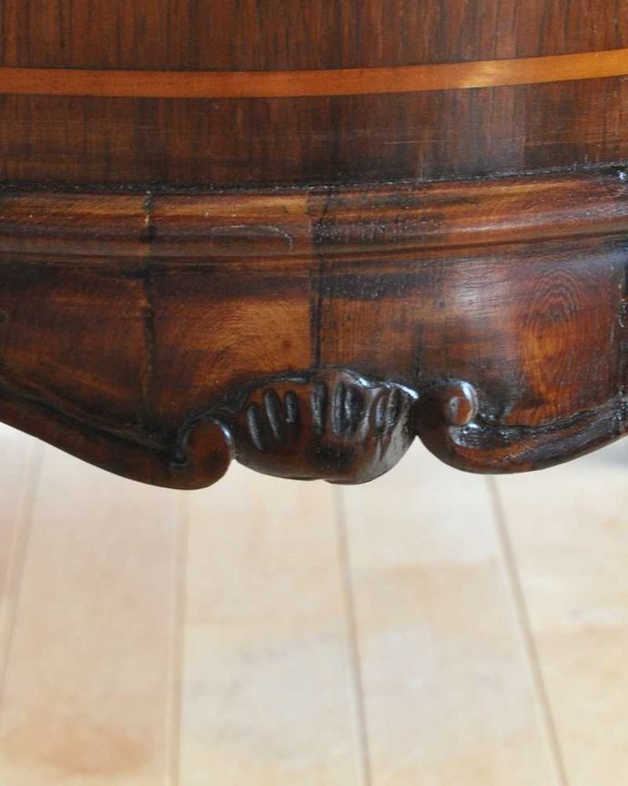 アンティークのドレッサー アンティーク家具 イギリスで出会った豪華なアンティークドレッシングテーブル(ドレッサー) 。至る所に繊細な彫いろんな彫のデザインがありますが、個人的に美しいと思える女性らしく優雅なデザインを選んできました。(k-2173-f)