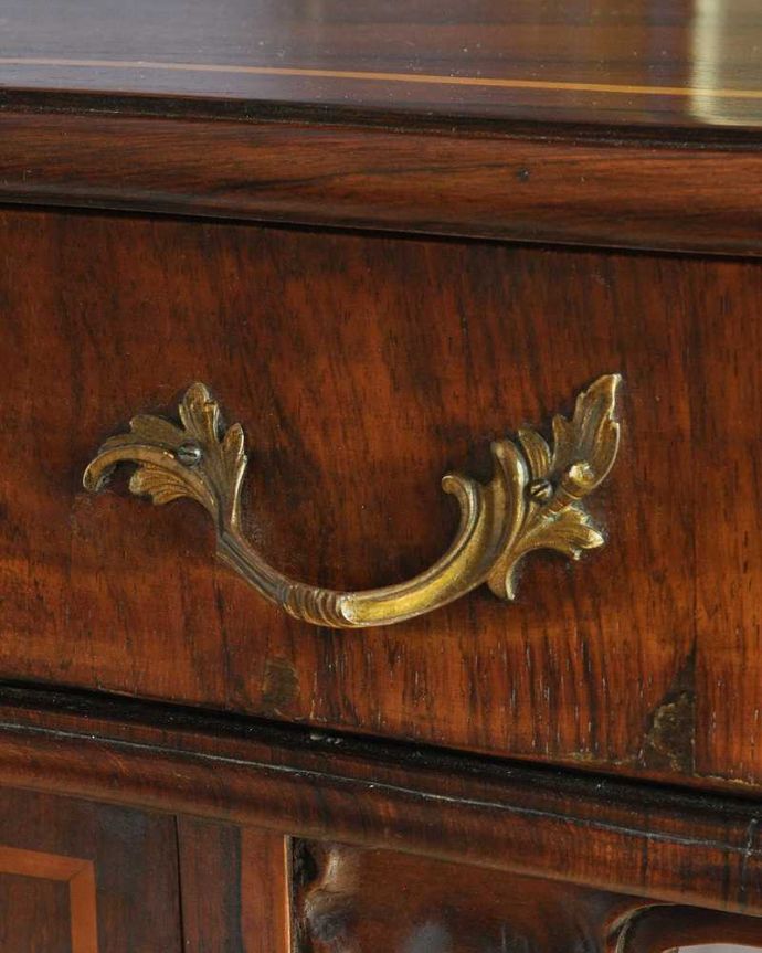 アンティークのドレッサー アンティーク家具 イギリスで出会った豪華なアンティークドレッシングテーブル(ドレッサー) 。こんな所もアンティークらしさ取っ手のデザインもアンティークらしさがたっぷり。(k-2173-f)