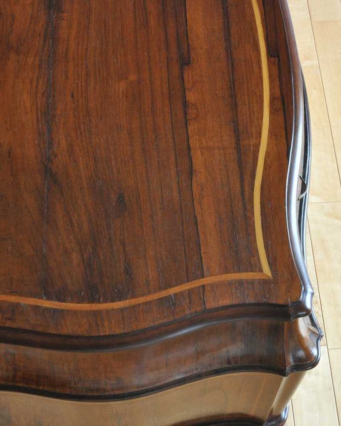 アンティークのドレッサー アンティーク家具 イギリスで出会った豪華なアンティークドレッシングテーブル(ドレッサー) 。天板の塗装もキレイに仕上げましたデスクとして天板も使えるよう古い塗装を一度剥離してからキレイに仕上げました。(k-2173-f)