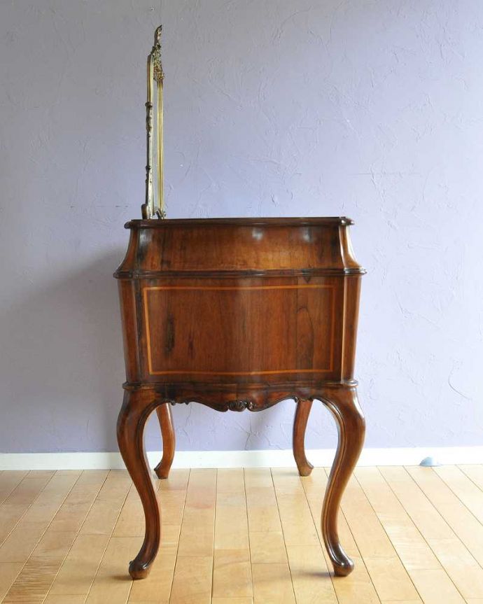 アンティークのドレッサー アンティーク家具 イギリスで出会った豪華なアンティークドレッシングテーブル(ドレッサー) 。横から見てもステキもちろん横から見られてもいいようにしっかり修復してあります。(k-2173-f)