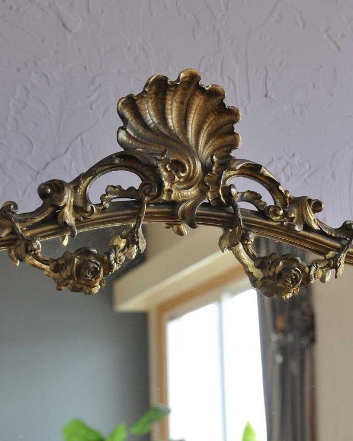 アンティークのドレッサー アンティーク家具 イギリスで出会った豪華なアンティークドレッシングテーブル(ドレッサー) 。一瞬でお姫様気分にしてくれますトップの女性らしい貝やバラの装飾が身支度する時間を特別なものにしてくれます。(k-2173-f)