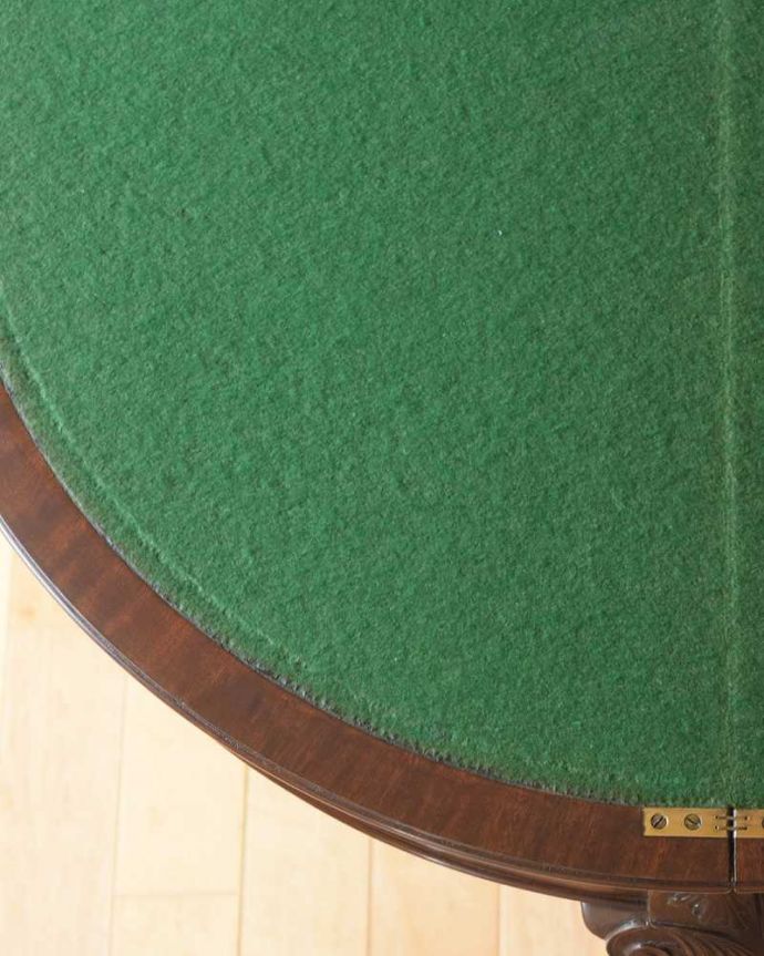 アンティークのテーブル アンティーク家具 マホガニー材のカードテーブル(ゲームテーブル)装飾の優雅なアンティーク英国家具 。天板を近くで見ると…天板を近くで見るとこんな形です。(k-2174-f)