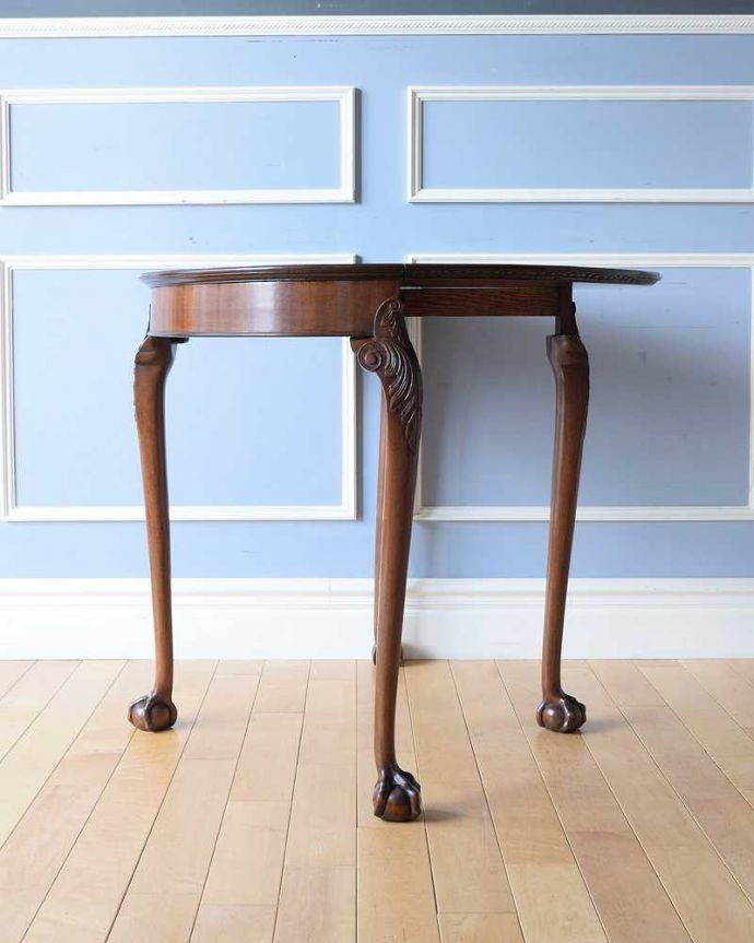 アンティークのテーブル アンティーク家具 マホガニー材のカードテーブル(ゲームテーブル)装飾の優雅なアンティーク英国家具 。天板を開くと見え方も変わりますもちろん常に開いた状態でもお使いいただけます。(k-2174-f)