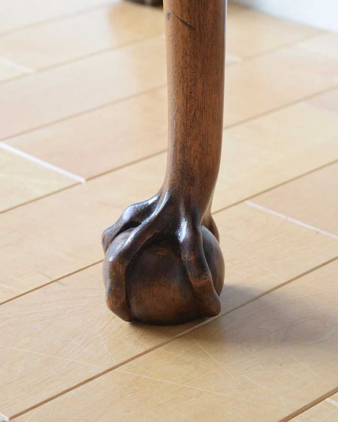 アンティークのテーブル アンティーク家具 マホガニー材のカードテーブル(ゲームテーブル)装飾の優雅なアンティーク英国家具 。持ち上げなくても移動できます!Handleのアンティークは、脚の裏にフェルトキーパーをお付けしていますので、床を滑らせてれば女性1人でも移動が簡単です。(k-2174-f)