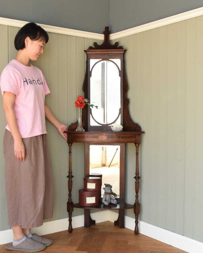 アンティークのキャビネット　アンティーク家具　コーナーに置けるドレシングキャビネット、お部屋の角に置くだけで絵になる英国輸入家具。お部屋を角から格上げしてくれますインテリアの素敵な国から来た家具は使い方も美しい･･･お部屋の角から華やかな雰囲気を作ってくれます。(k-2175-f)