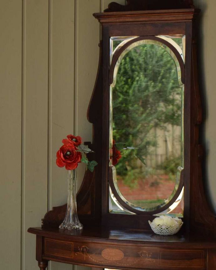 アンティークのキャビネット　アンティーク家具　コーナーに置けるドレシングキャビネット、お部屋の角に置くだけで絵になる英国輸入家具。自分だけの場所で過ごす自分だけの時間女性にとって特別な場所だから、ここに座っているだけでなんだかワクワクしちゃうんです。(k-2175-f)