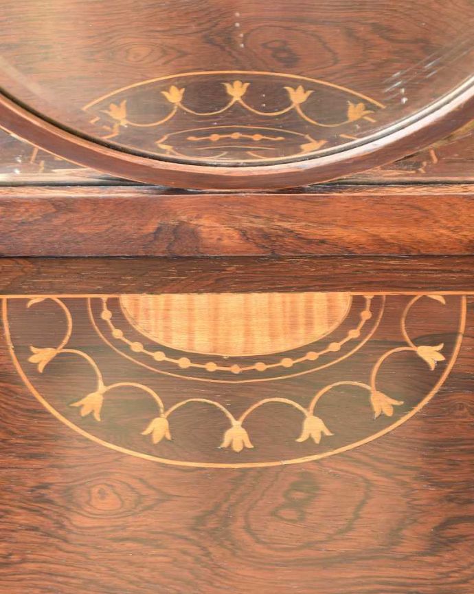 アンティークのキャビネット　アンティーク家具　コーナーに置けるドレシングキャビネット、お部屋の角に置くだけで絵になる英国輸入家具。華やかな象嵌の模様木を組み合わせることで作る象嵌で描かれた模様。(k-2175-f)