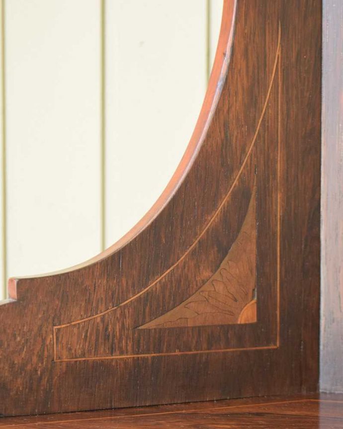 アンティークのキャビネット　アンティーク家具　コーナーに置けるドレシングキャビネット、お部屋の角に置くだけで絵になる英国輸入家具。英国アンティークが持つ素材の華やかさ木目の美しさが際立つ英国アンティークらしいドレッシングミラー。(k-2175-f)