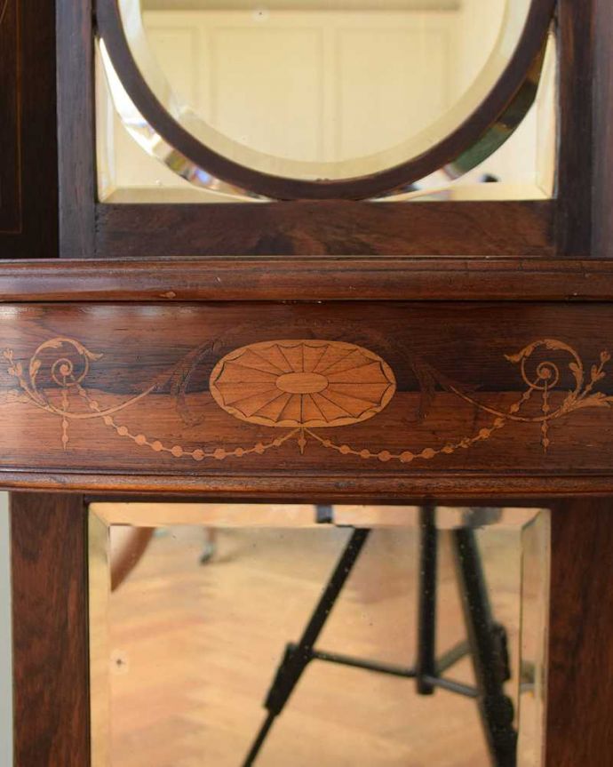 アンティークのキャビネット　アンティーク家具　コーナーに置けるドレシングキャビネット、お部屋の角に置くだけで絵になる英国輸入家具。職人技が光っています。(k-2175-f)