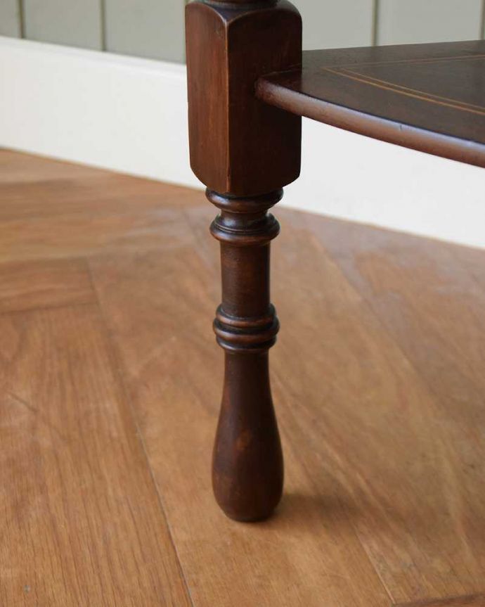 アンティークのキャビネット　アンティーク家具　コーナーに置けるドレシングキャビネット、お部屋の角に置くだけで絵になる英国輸入家具。女性１人でラクラク運べちゃうんですHandleのアンティークは、脚の裏にフェルトキーパーをお付けしています。(k-2175-f)