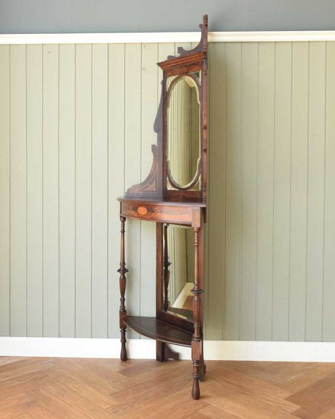 アンティークのキャビネット　アンティーク家具　コーナーに置けるドレシングキャビネット、お部屋の角に置くだけで絵になる英国輸入家具。横から見ると、こんな感じ横から見るとこんな感じ。(k-2175-f)