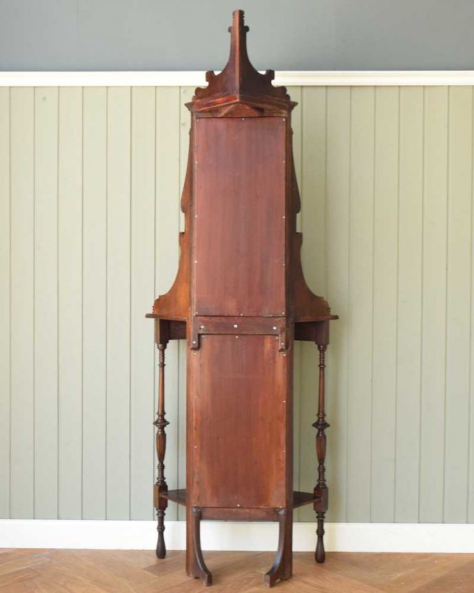 アンティークのキャビネット　アンティーク家具　コーナーに置けるドレシングキャビネット、お部屋の角に置くだけで絵になる英国輸入家具。壁で見えないけれど、後ろ姿もキレイですアンティークは新品ではないので、もちろん経年変化によるキズはありますが、専門の職人がキレイにお直しをしているので、後ろ姿までキレイです。(k-2175-f)