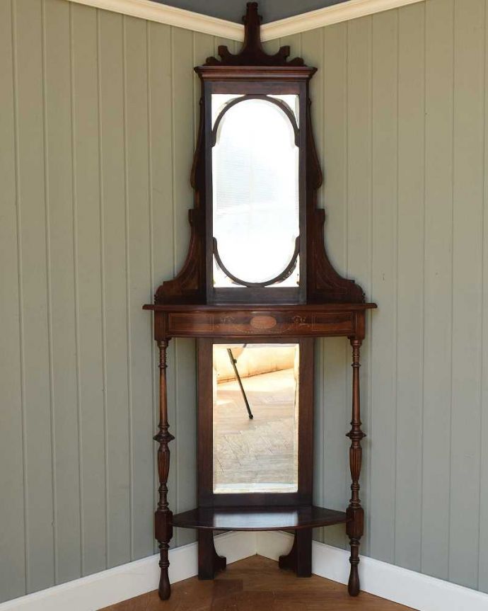 アンティークのキャビネット　アンティーク家具　コーナーに置けるドレシングキャビネット、お部屋の角に置くだけで絵になる英国輸入家具。コンディションのいい大きなアンティークの鏡厚みのあるアンティークのミラーは縁のカッティングも美しいんです。(k-2175-f)
