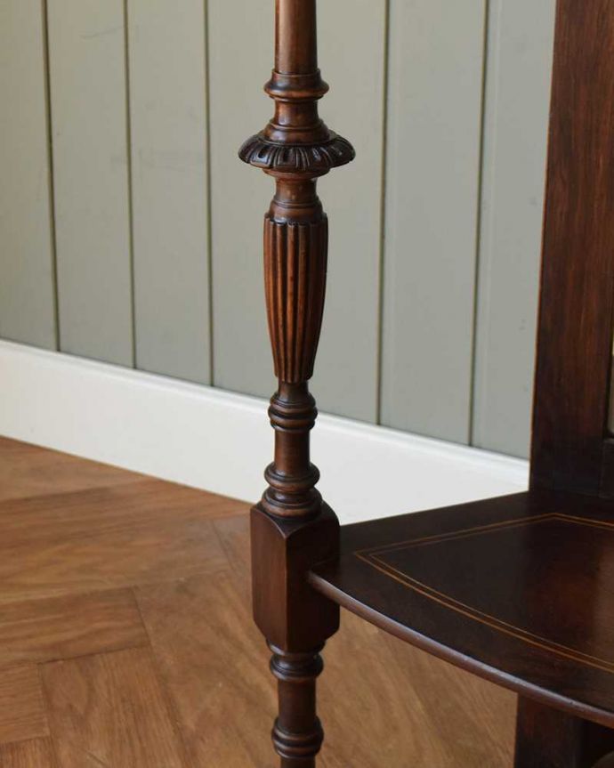 アンティークのキャビネット　アンティーク家具　コーナーに置けるドレシングキャビネット、お部屋の角に置くだけで絵になる英国輸入家具。至る所に繊細な彫いろんな彫のデザインがありますが、個人的に美しいと思える女性らしく優雅なデザインを選んできました。(k-2175-f)