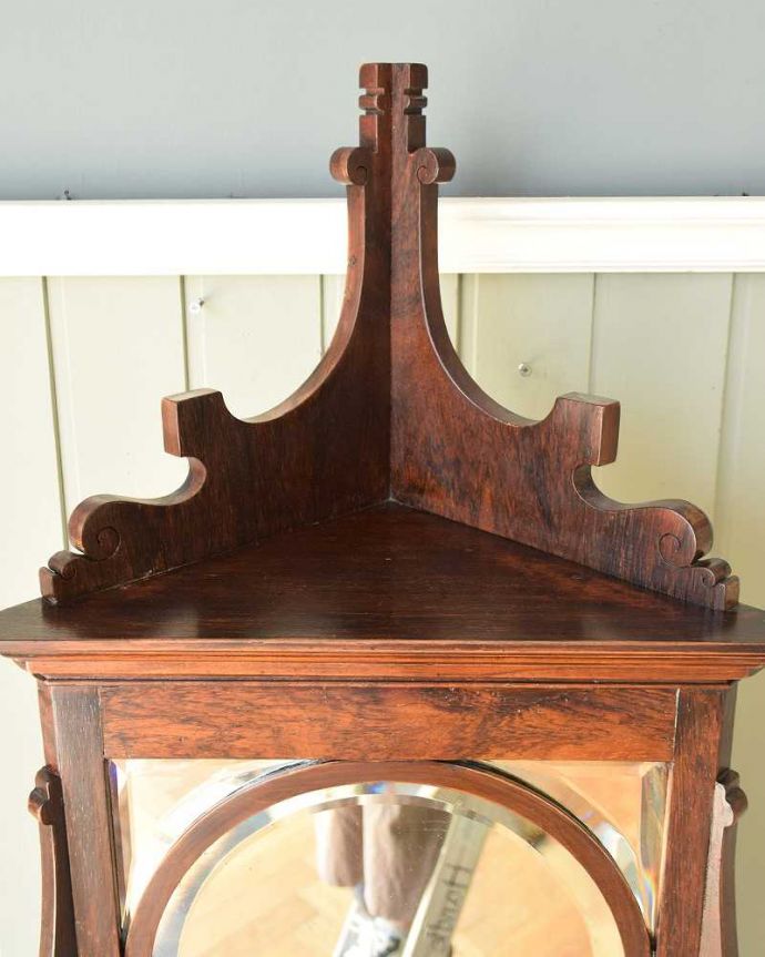 アンティークのキャビネット　アンティーク家具　コーナーに置けるドレシングキャビネット、お部屋の角に置くだけで絵になる英国輸入家具。上から見てみると･･･アンティーク家具専門の職人がピッカピカにお直ししました。(k-2175-f)