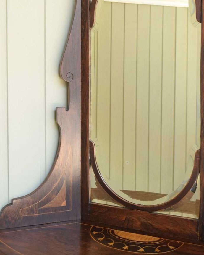 アンティークのキャビネット　アンティーク家具　コーナーに置けるドレシングキャビネット、お部屋の角に置くだけで絵になる英国輸入家具。ご希望の方には新しいミラーでお届けしますコンディションのいいアンティークのミラーですが、ご希望の方には新しいミラーに交換してお届けします（別途見積もり）ご注文の際お気軽にご連絡下さい。(k-2175-f)