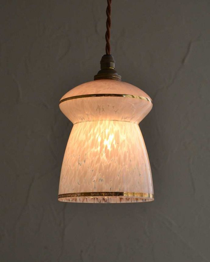 ペンダントライト　照明・ライティング　ピンク×ゴールド、お洒落な形のアンティークシェードペンダントライト（コード・シャンデリア電球・ギャラリーなし）。。(k-2176-z)