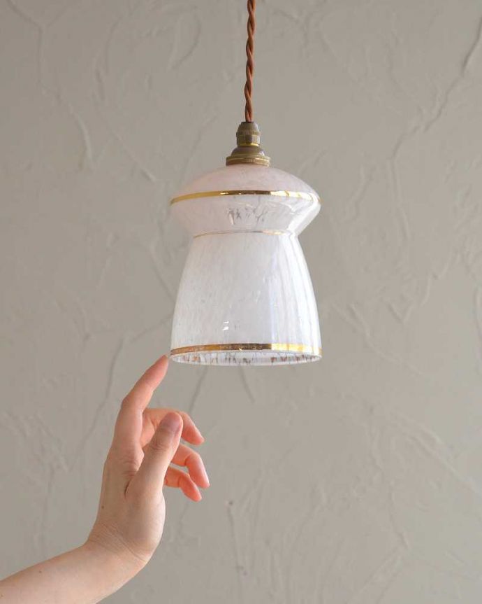 ペンダントライト　照明・ライティング　ピンク×ゴールド、お洒落な形のアンティークシェードペンダントライト（コード・シャンデリア電球・ギャラリーなし）。。(k-2176-z)