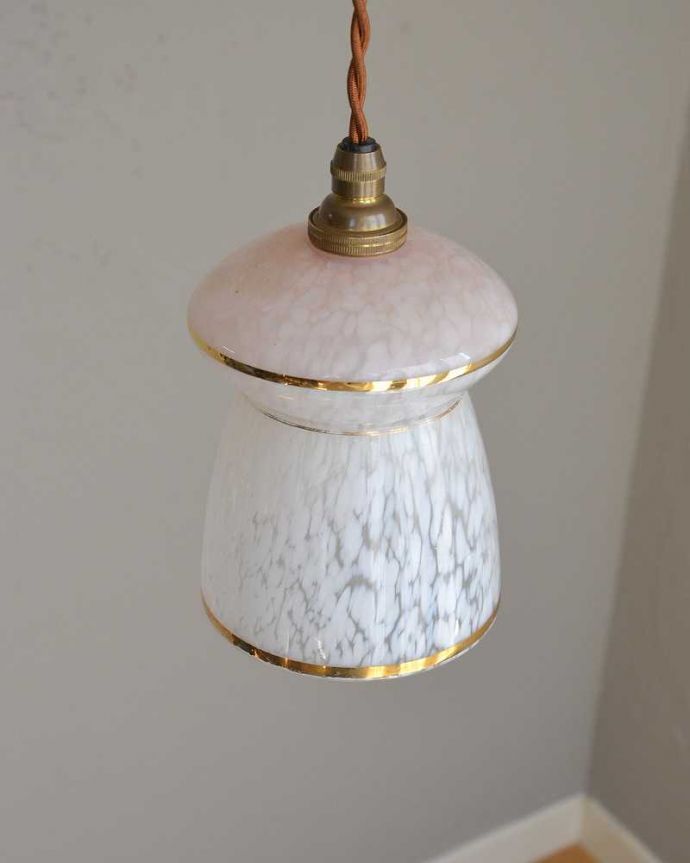 ペンダントライト　照明・ライティング　ピンク×ゴールド、お洒落な形のアンティークシェードペンダントライト（コード・シャンデリア電球・ギャラリーなし）。。(k-2176-z)