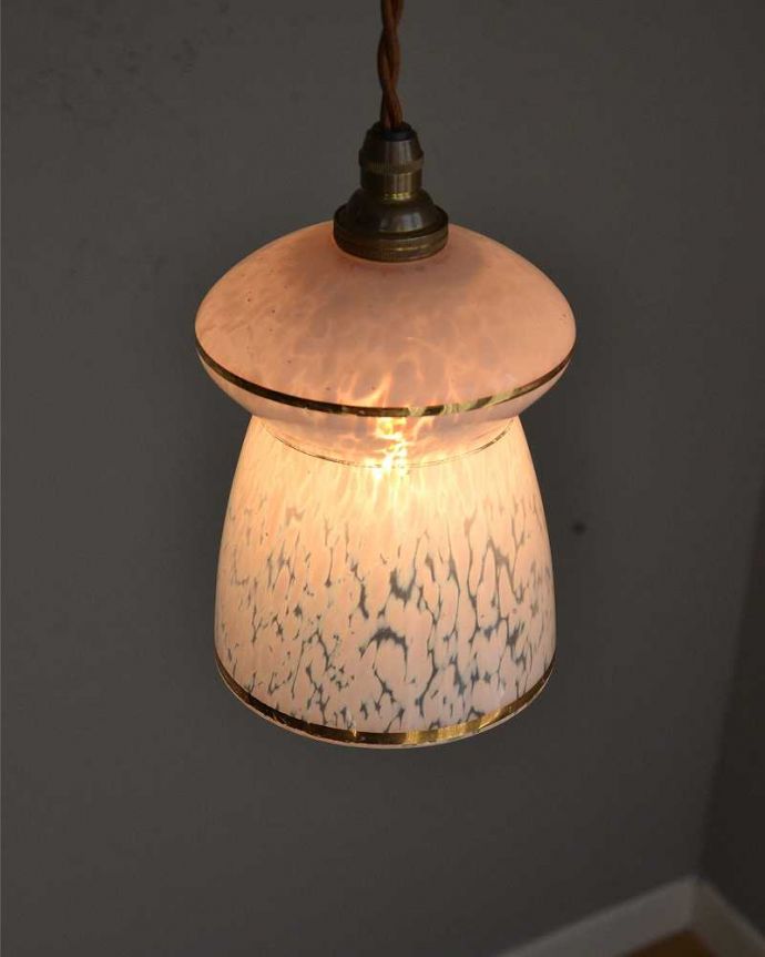 ペンダントライト　照明・ライティング　ピンク×ゴールド、お洒落な形のアンティークシェードペンダントライト（コード・シャンデリア電球・ギャラリーなし）。。(k-2176-z)