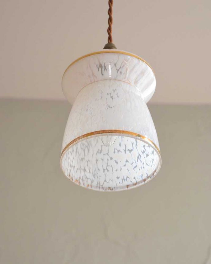 ペンダントライト　照明・ライティング　ピンク×ゴールド、お洒落な形のアンティークシェードペンダントライト（コード・シャンデリア電球・ギャラリーなし）。。(k-2176-z)