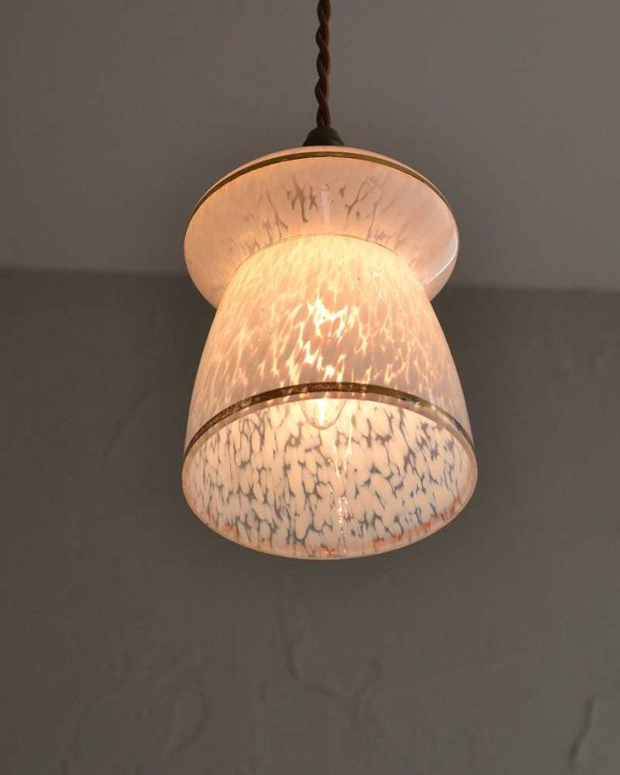 ペンダントライト　照明・ライティング　ピンク×ゴールド、お洒落な形のアンティークシェードペンダントライト（コード・シャンデリア電球・ギャラリーなし）。。(k-2176-z)