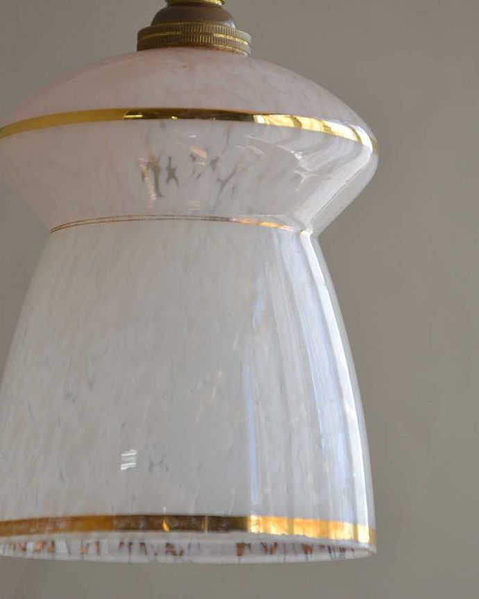 ペンダントライト　照明・ライティング　ピンク×ゴールド、お洒落な形のアンティークシェードペンダントライト（コード・シャンデリア電球・ギャラリーなし）。。(k-2176-z)