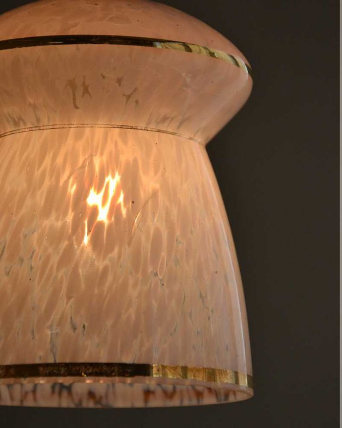 ペンダントライト　照明・ライティング　ピンク×ゴールド、お洒落な形のアンティークシェードペンダントライト（コード・シャンデリア電球・ギャラリーなし）。。(k-2176-z)