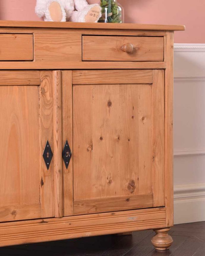 アンティークのキャビネット　アンティーク家具　ナチュラルな木製のアンティーク家具、パイン材のクローズキャビネット。ほっこりとした表情に癒されますオールドパイン材の家具は、独特の木目が特長。(k-2176k-f)