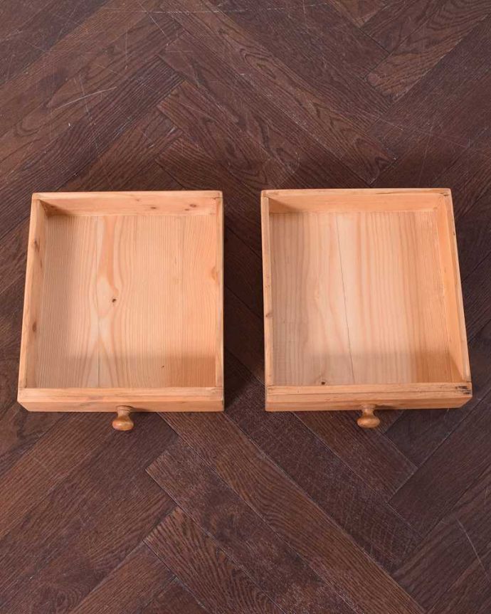 アンティークのキャビネット　アンティーク家具　ナチュラルな木製のアンティーク家具、パイン材のクローズキャビネット。引き出しの中もキレイです。(k-2176k-f)