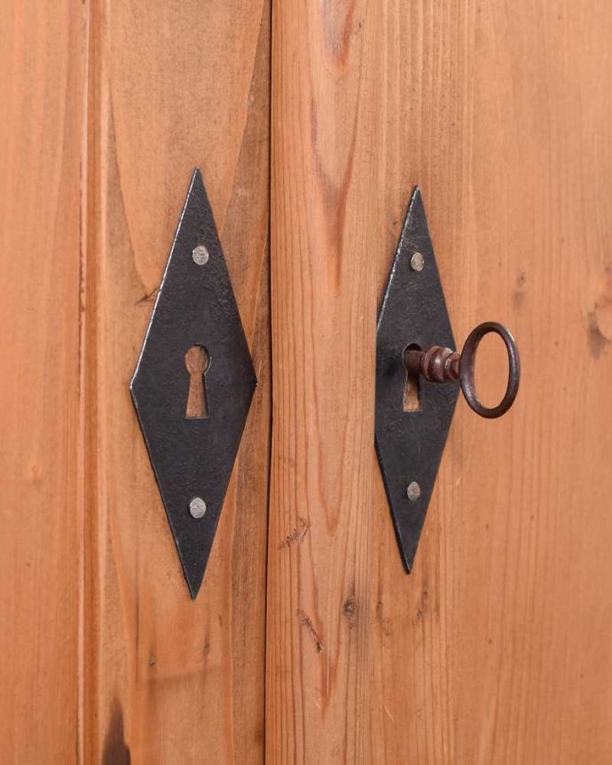 アンティークのキャビネット　アンティーク家具　ナチュラルな木製のアンティーク家具、パイン材のクローズキャビネット。小さなパーツにもこだわりカギも使えるように修復しました。(k-2176k-f)