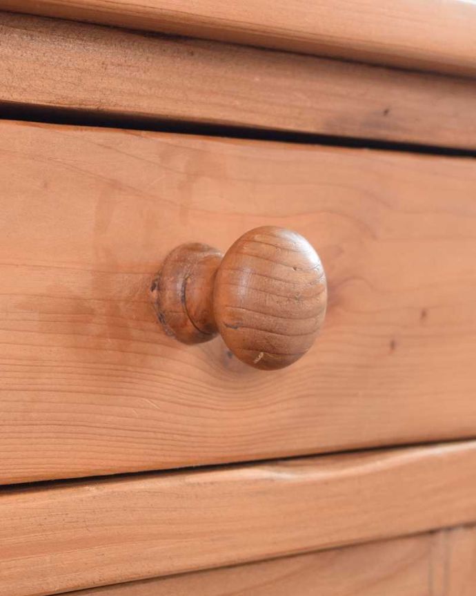 アンティークのキャビネット　アンティーク家具　ナチュラルな木製のアンティーク家具、パイン材のクローズキャビネット。持ちやすい取っ手。(k-2176k-f)