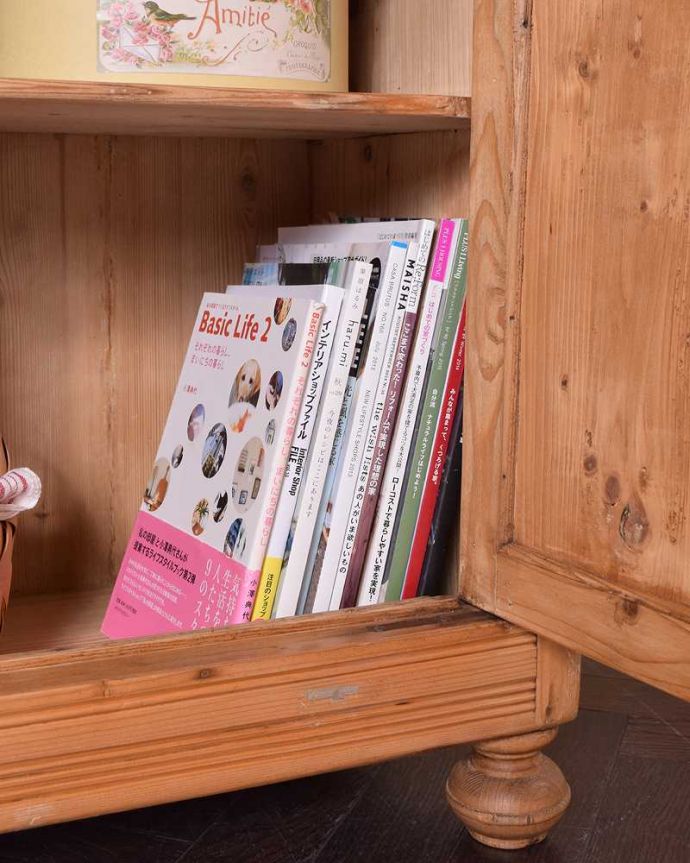 アンティークのキャビネット　アンティーク家具　ナチュラルな木製のアンティーク家具、パイン材のクローズキャビネット。A4サイズの雑誌も収納！扉の中はA4サイズの雑誌も収納できるタップリ収納。(k-2176k-f)