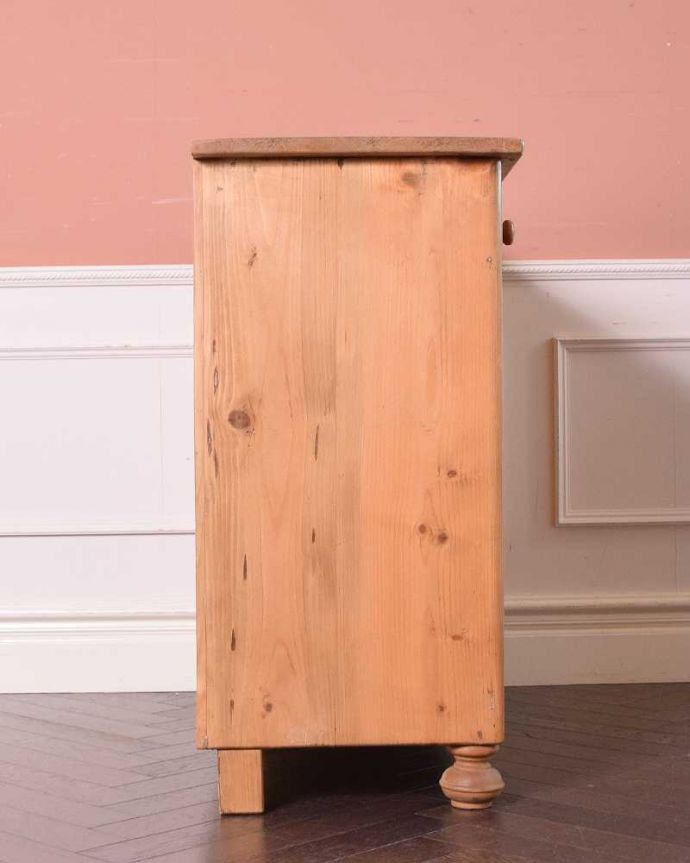 アンティークのキャビネット　アンティーク家具　ナチュラルな木製のアンティーク家具、パイン材のクローズキャビネット。横顔だっても美しい正面だけじゃなく横から見てもキレイです。(k-2176k-f)