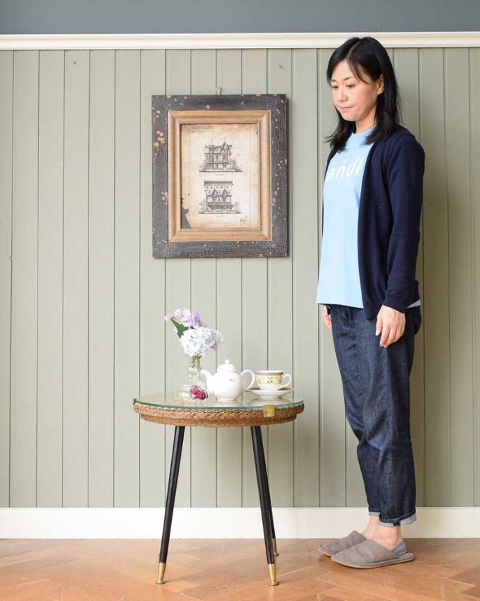 ロイドルーム　アンティーク家具　優雅なティータイムに、アンティークロイドルームテーブル（ガラス天板付き） 。ワイヤーと紙で作られた画期的な家具ロイドルームは、籐に見えますが、実はワイヤーに紙を巻きつけて作られた画期的な家具。(k-2177-f)