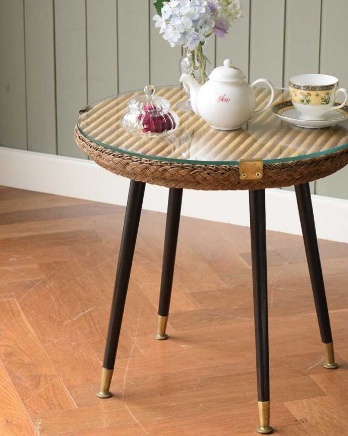 ロイドルーム　アンティーク家具　優雅なティータイムに、アンティークロイドルームテーブル（ガラス天板付き） 。めずらしいロイドルームのコーヒーテーブル天板と足先のゴールド色と、脚のブラック色がオトナの雰囲気を醸しだしてくれる、大人色のロイドルームです。(k-2177-f)