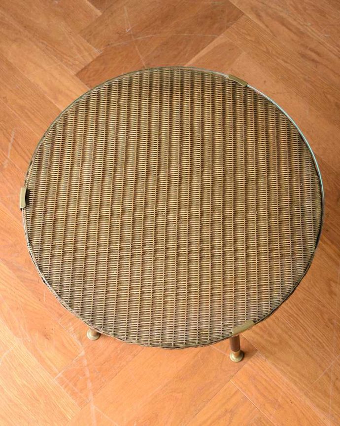 ロイドルーム　アンティーク家具　優雅なティータイムに、アンティークロイドルームテーブル（ガラス天板付き） 。天板の形を見てみると･･･テーブルの形を上から見ると、こんな感じです。(k-2177-f)